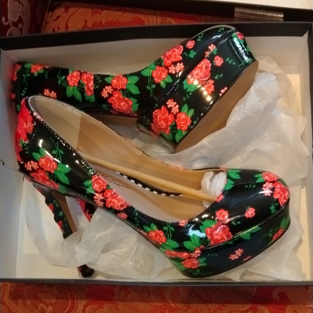 Betsey Johnson Black Floral Patent Platform Pumps - Picture 2 of 5